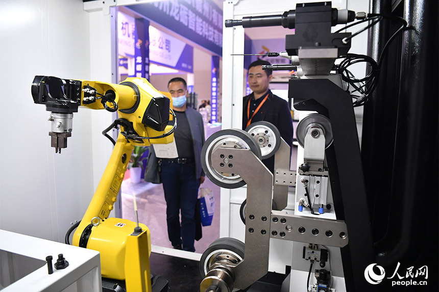 2023中國（中部）工業博覽會上的智能工業設備吸引人們的目光。人民網記者 時雨攝
