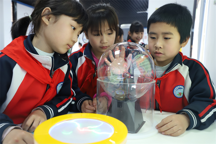學生們在校園科技館參觀體驗《輝光球》項目。尹文兵攝