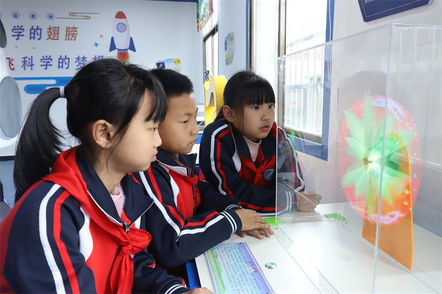 学生们在校园科技馆参观体验《空中成象》项目。尹文兵摄