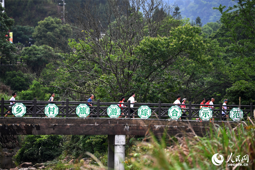 第七届大觉山国际半程马拉松赛。图为选手们奔跑在赛道上。 人民网记者 时雨摄
