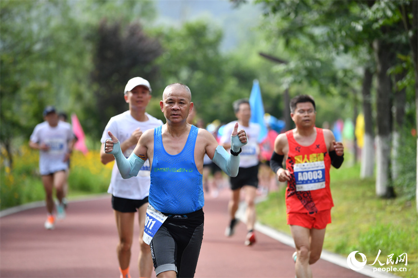 第七届大觉山国际半程马拉松赛。图为选手们奔跑在赛道上。 人民网记者 时雨摄