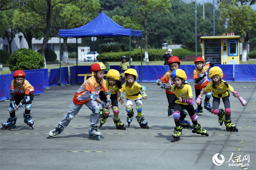 江西省第八届青少年“未来之星”阳光体育大会开幕。图为学生们正在进行比赛。 人民网记者 时雨摄