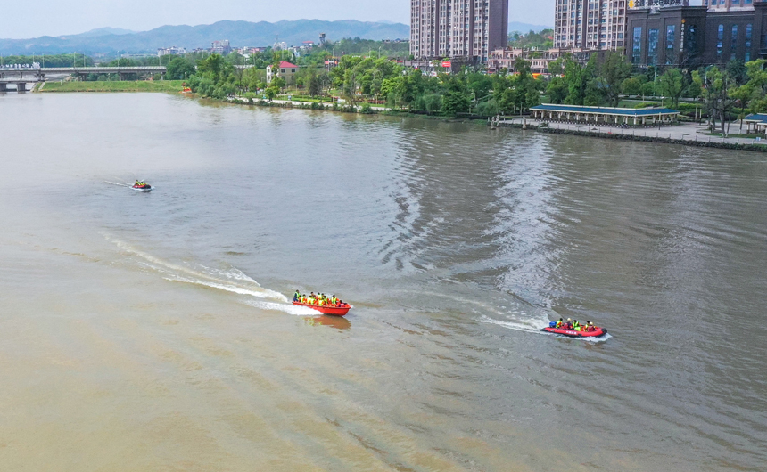 演練人員在瀲江鎮河域進行沖鋒舟水上編隊搜索演練。陳鵬攝