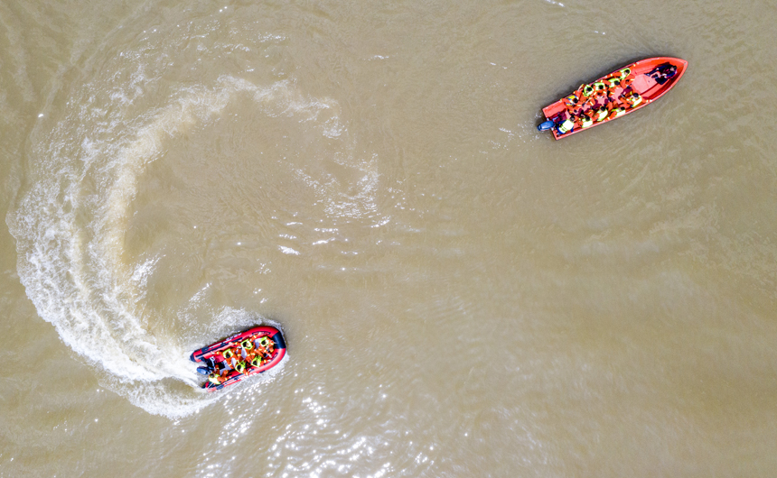 演練人員在瀲江鎮河域進行沖鋒舟水上編隊搜索演練。陳鵬攝