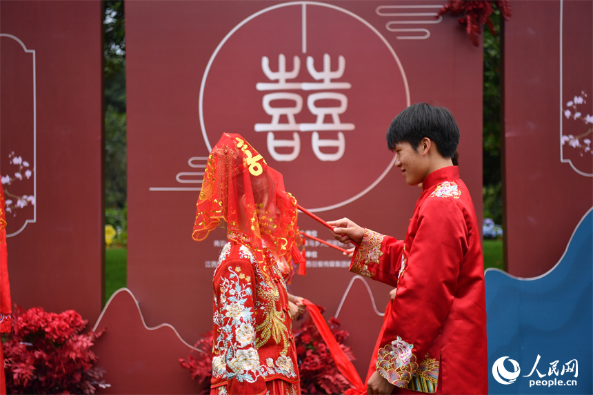 5月20日，10对新人在南昌县凤凰沟举行集体婚礼。 人民网记者 时雨摄