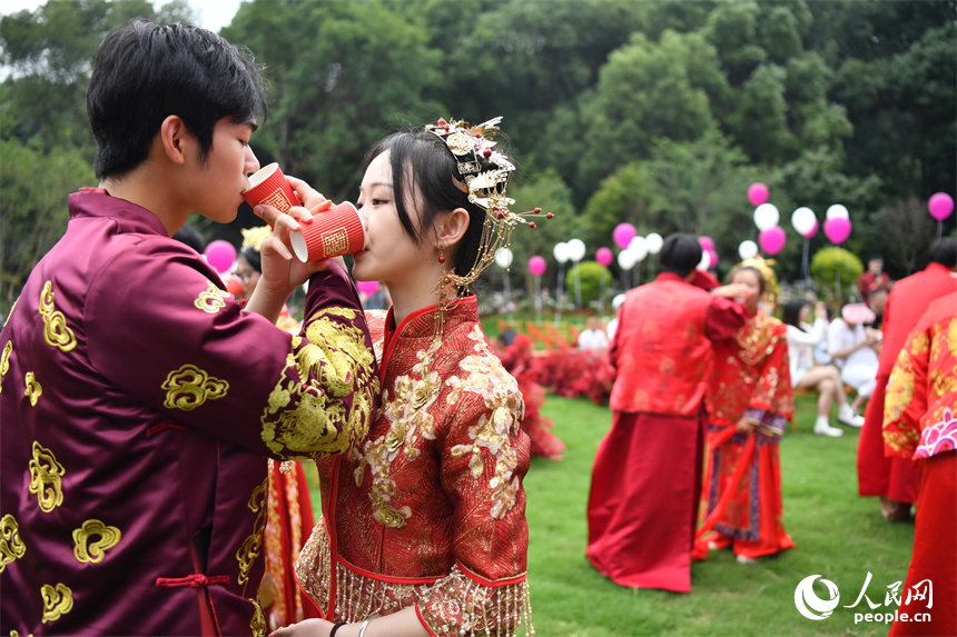 5月20日，10对新人在南昌县凤凰沟举行集体婚礼。 人民网记者 时雨摄