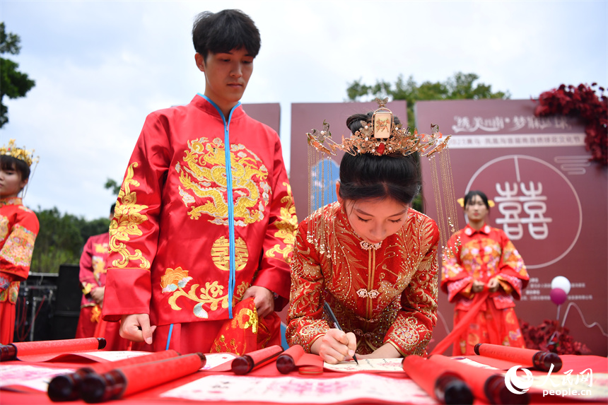 5月20日，10對新人在南昌縣鳳凰溝舉行集體婚禮。 人民網記者 時雨攝