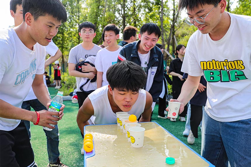 高三學生通過游戲減壓。曾恆貴攝