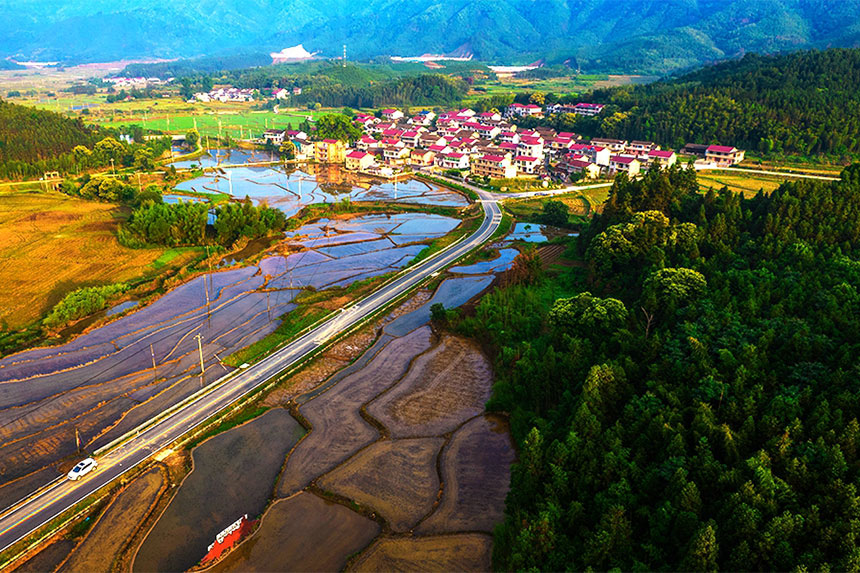 航拍下的江西省撫州市資溪縣烏石鎮茂林村一派生態秀美的山村畫卷。吳志貴攝