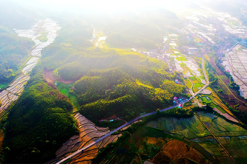 航拍下的江西省撫州市資溪縣烏石鎮茂林村一派生態秀美的山村畫卷。吳志貴攝