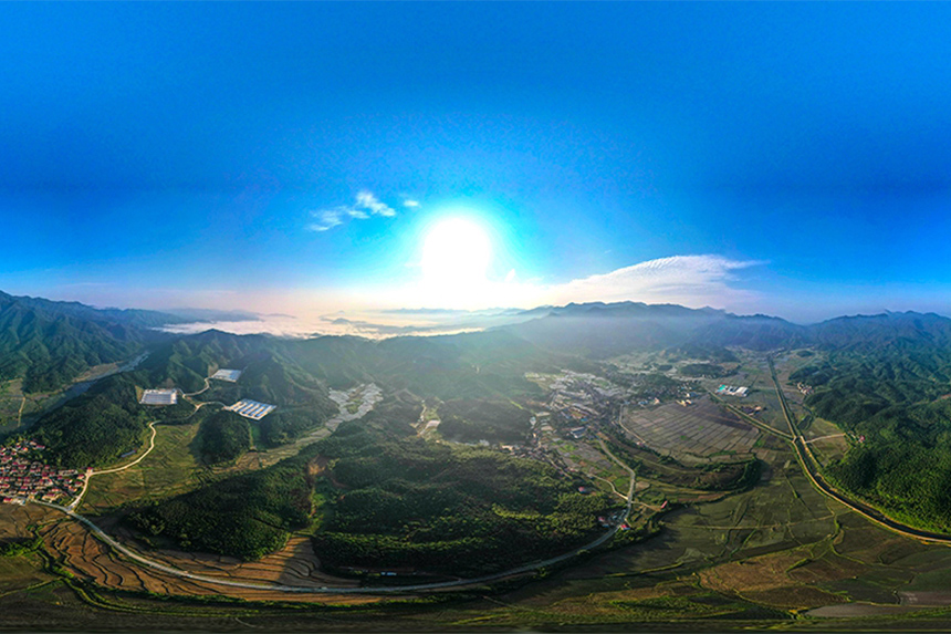 航拍下的江西省抚州市资溪县乌石镇茂林村一派生态秀美的山村画卷。吴志贵摄