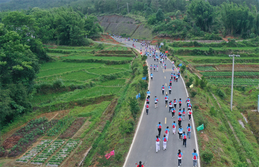 欢乐跑的选手们奔跑在万隆乡的青山间。 刘荣东摄