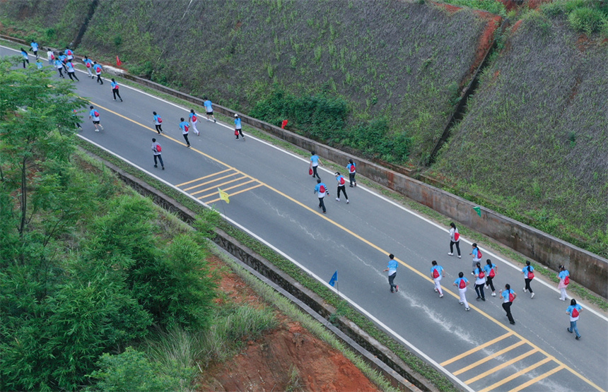 欢乐跑的选手们奔跑在万隆乡的青山间。 刘荣东摄