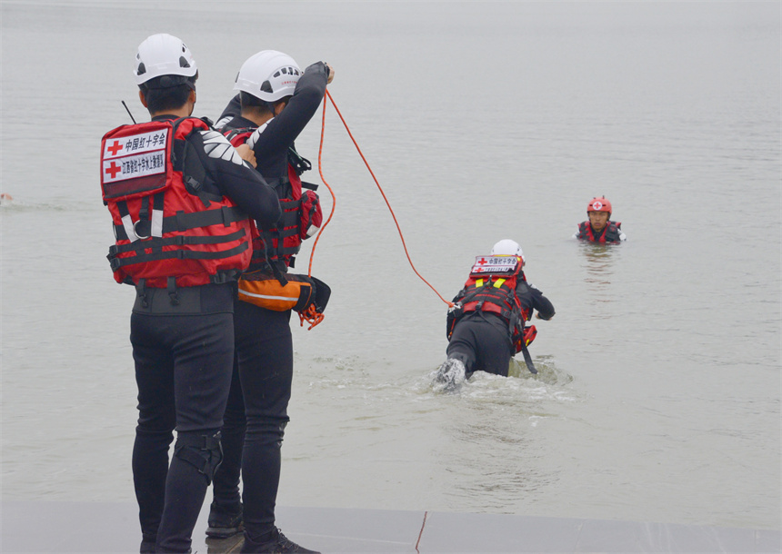 红十字会水上救援队开展防溺水演练。 陶梦婷摄