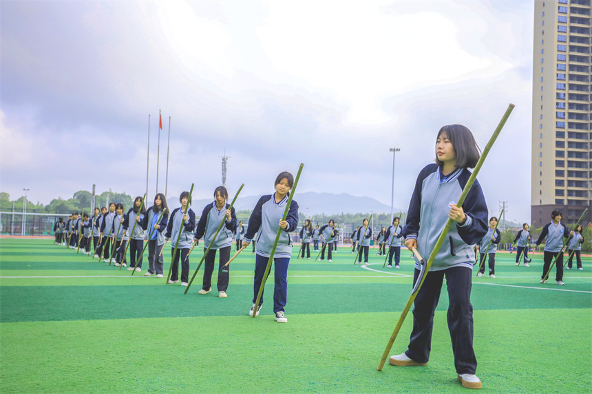 学生们正在跳禾竿舞。黄煜摄