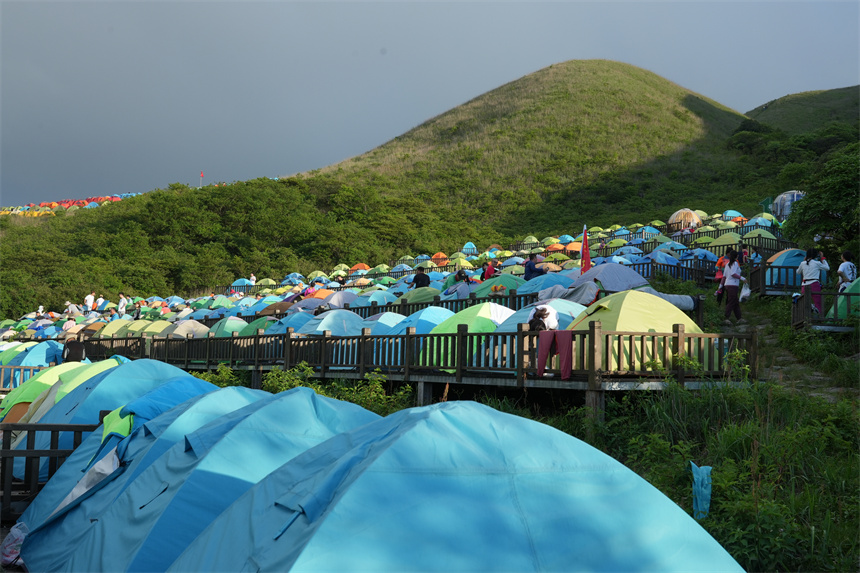 户外爱好者们支起五颜六色的帐篷，共赴一场星空之约。人民网 孔文进摄