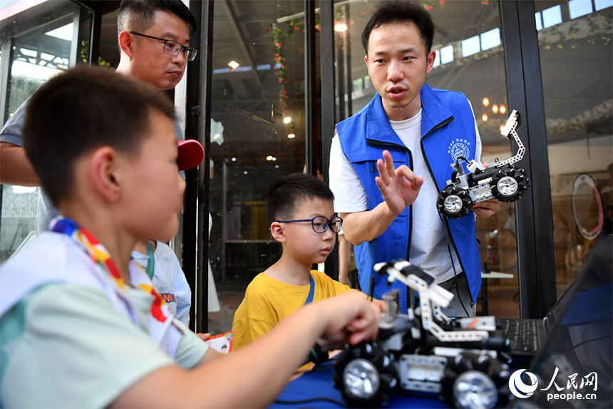 南昌市東湖區舉行科技研學迎“六一”活動，圖為孩子們進行科技探索。 人民網記者 時雨攝