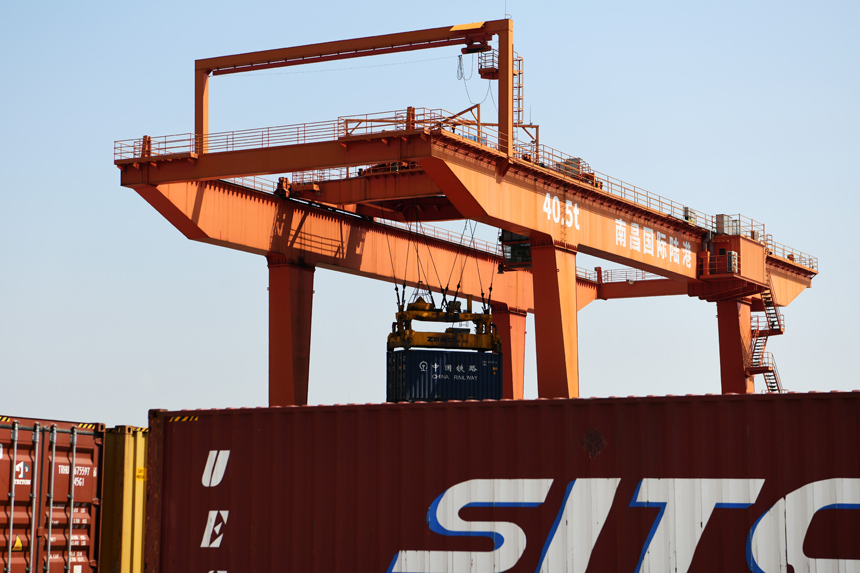 5月29日，在南昌國際陸港，龍門吊正在吊裝南昌至廣州鐵海聯運班列首發專列集裝箱。 胡國林攝