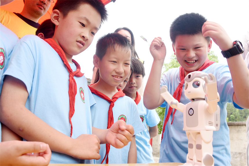 学生与机器人互动。肖远泮摄