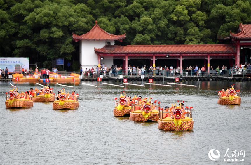 南昌市东湖区百花洲东湖正在举行亲子龙舟赛。 人民网记者 时雨摄