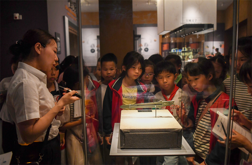 学生在樟树市博物馆参观学习。周亮摄