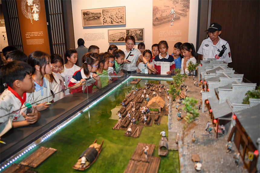 学生在樟树市博物馆参观学习。周亮摄