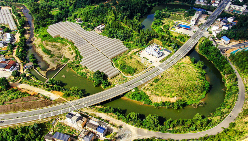 航拍镜头下的江西省赣州市定南县老城镇黄砂口村。詹继成摄