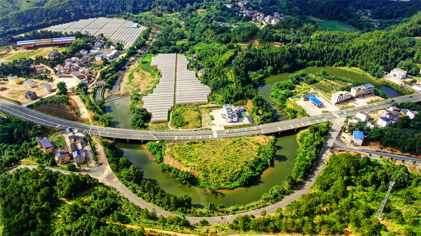 航拍镜头下的江西省赣州市定南县老城镇黄砂口村。詹继成摄