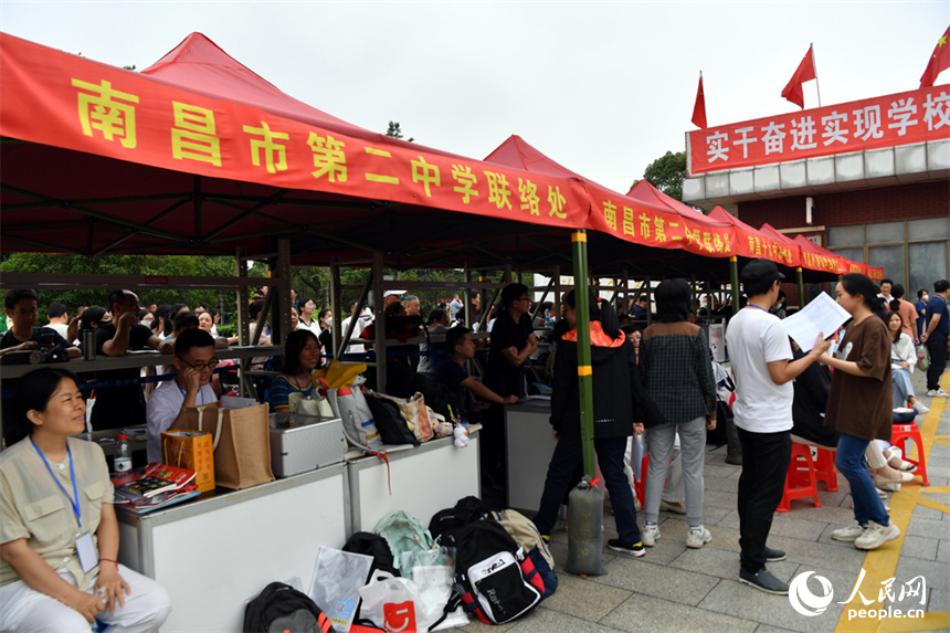 考点外各学校设置的联络处。 人民网记者 时雨摄