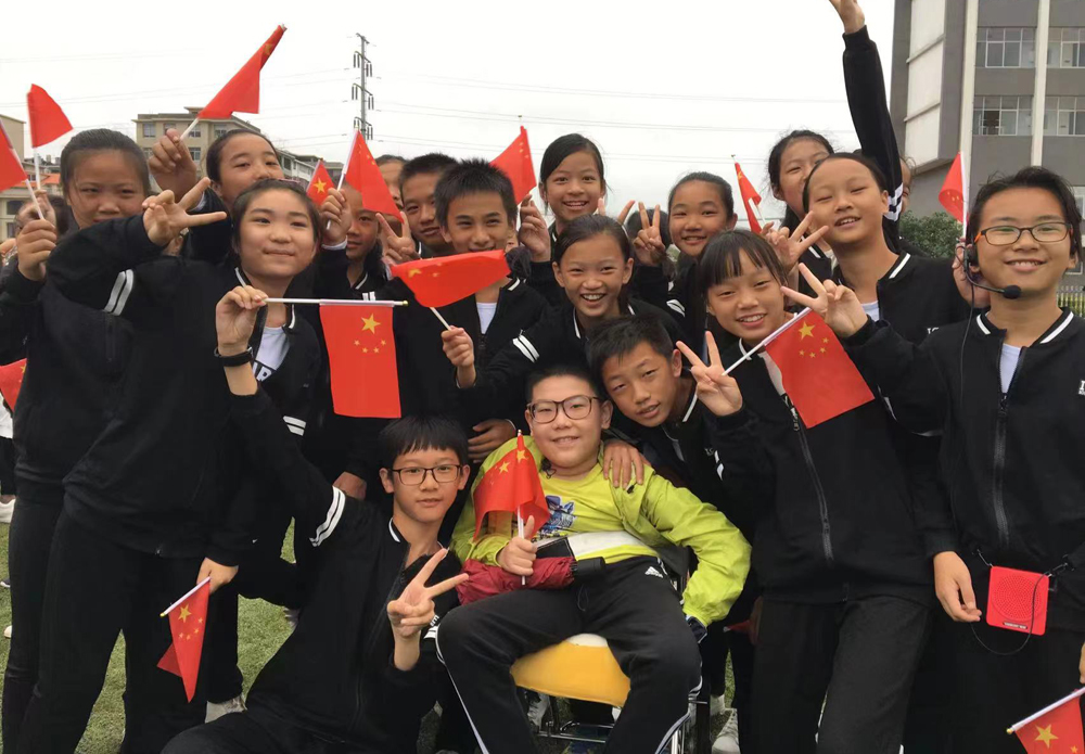 在学校里，廖文杰和同学们一起参与学校的活动。 （廖志波供图）