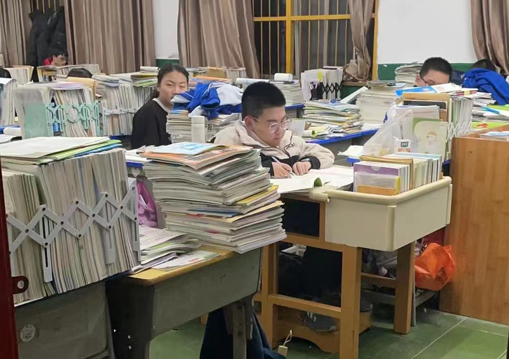 进入高三年级后，廖文杰在教室里上晚自习。 （廖志波供图）