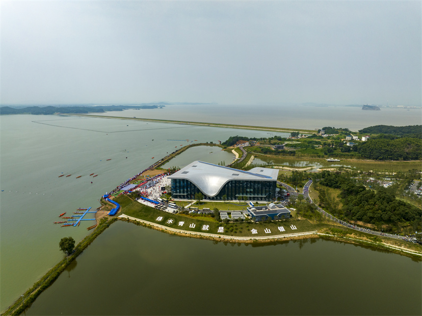 “鄱湖竞渡”龙舟赛举行。胡融摄