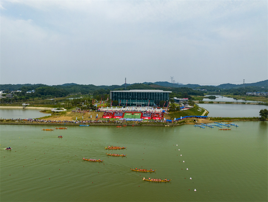 “鄱湖竞渡”龙舟赛举行。胡融摄