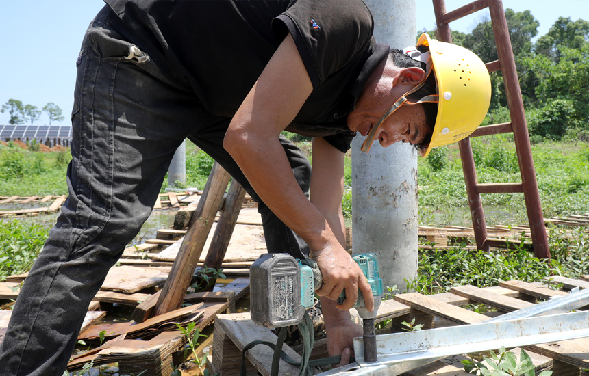 施工人員在光伏電板安裝現場忙碌。李曉軍攝