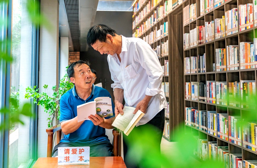 在江西省吉安市永新县台岭乡开云书房，不少市民正捧着自己喜爱的书籍，津津有味地阅读着。周亚茂摄