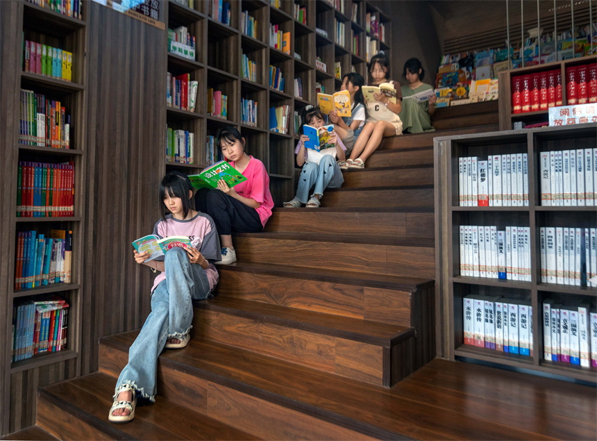 在江西省吉安市永新县台岭乡开云书房，小朋友在阅读图书。周亚茂摄