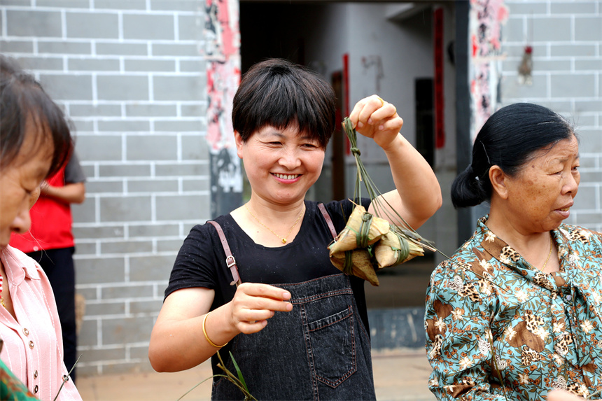 村民展示自己包好的粽子。