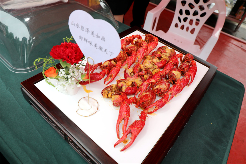 鲜香的小龙虾摇身一变成为“艺术品”。彭琴摄