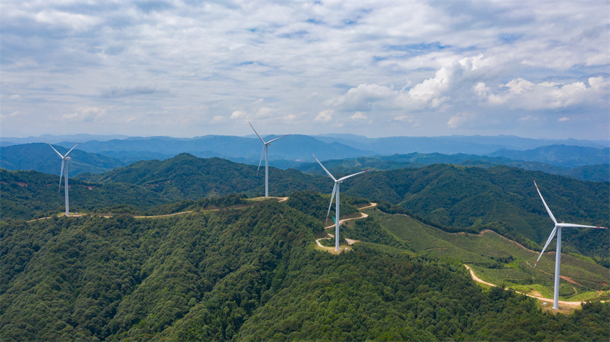 一台台风力发电机矗立在群山之巅，美不胜收。李凡钦摄