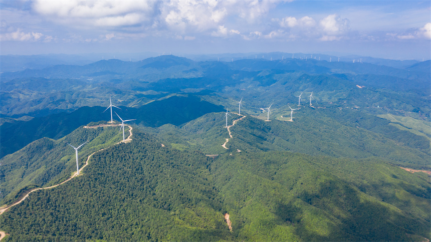 一台台风力发电机矗立在群山之巅，美不胜收。李凡钦摄