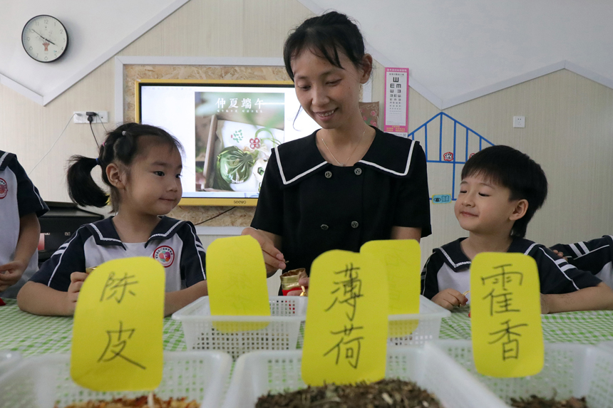 江西省宜丰县幼儿园孩子们在老师指导下学做香囊。李晓军摄