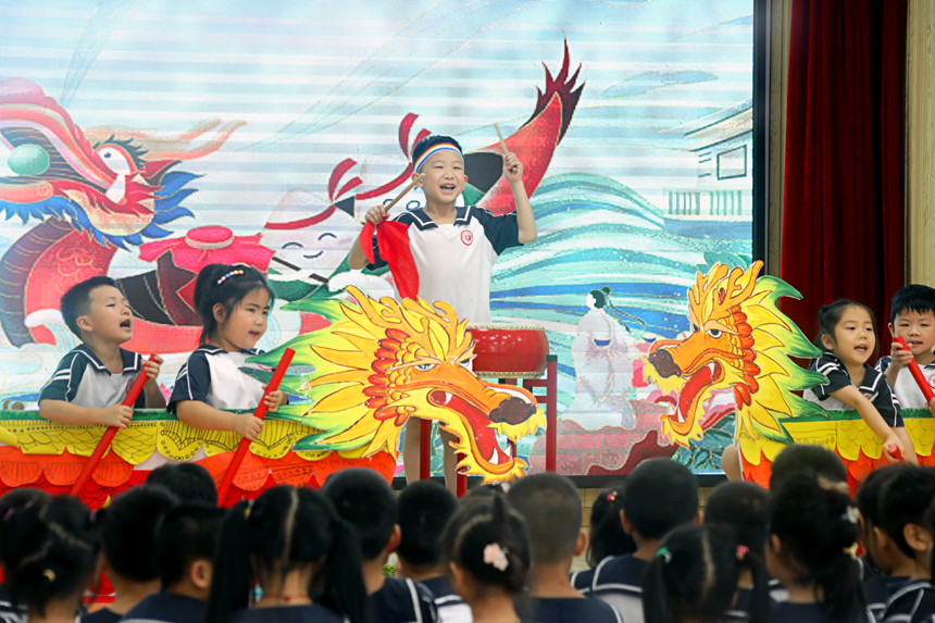 位于宜春市宜丰县崇文社区的宜丰第二幼儿园（崇文园），大班孩子们为“学弟学妹”们表演划“龙舟”。何贱来摄