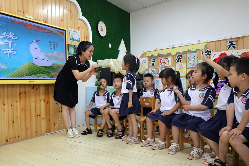 位于宜丰县崇文社区的宜丰第二幼儿园（崇文园），老师给孩子们讲端午节的故事。李晓军摄