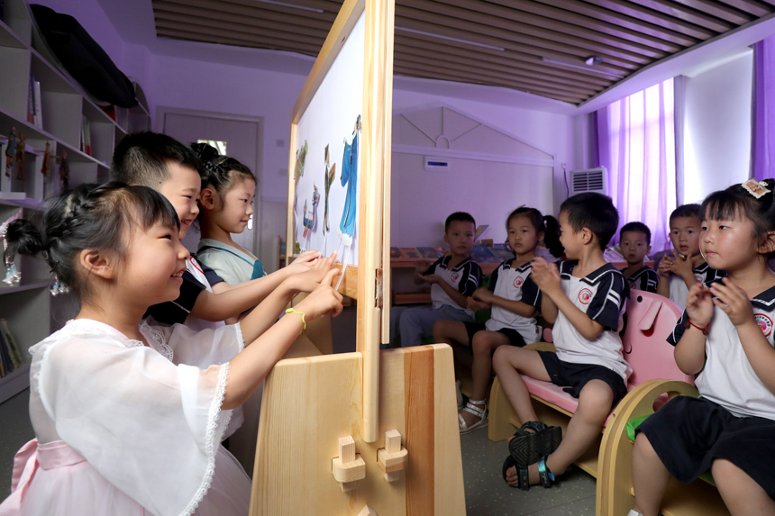 位于宜丰县城西社区的宜丰第三幼儿园，孩子们展演端午题材皮影戏。何贱来摄