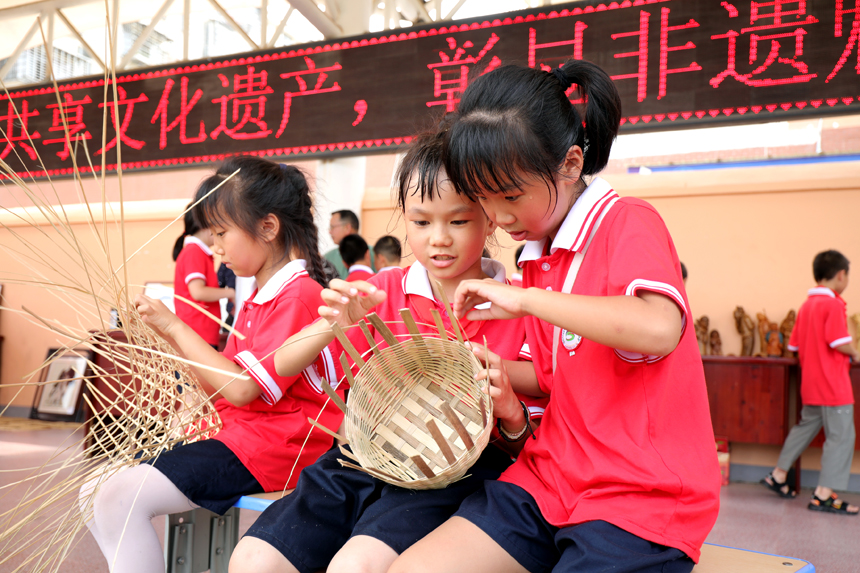 孩子们体验竹编技术。李晓军摄