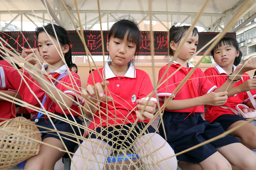 孩子们体验竹编技术。何贱来摄