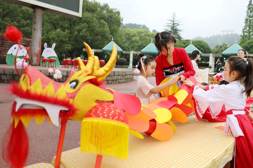 县第二幼儿园的老师正在教孩子们贴龙鳞。陈旗海摄