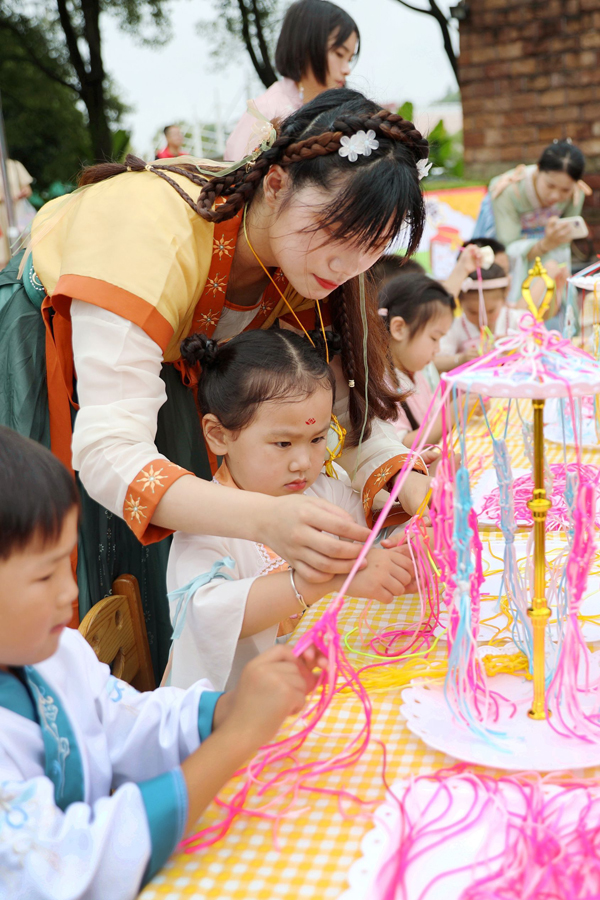 老师正在教孩子们扎香囊。陈旗海摄