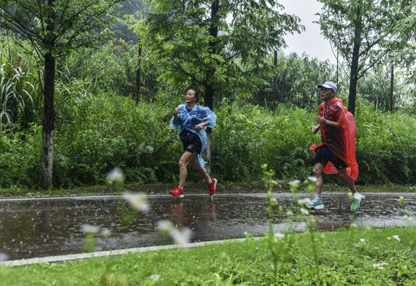 在資溪縣大覺溪景區的綠道內，運動員在雨中奮力奔跑。吳志貴攝