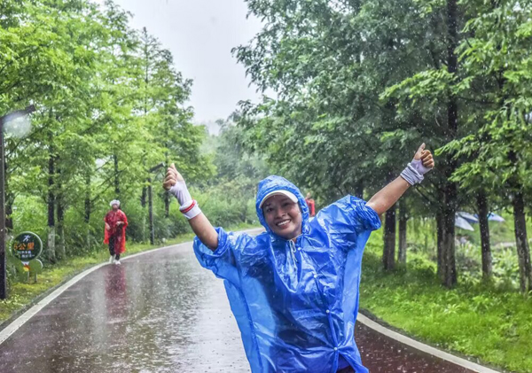 在資溪縣大覺溪景區的綠道內，運動員在雨中奮力奔跑。吳志貴攝